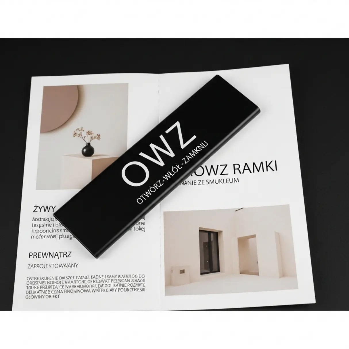 Czarna listwa z napisem OWZ, Otwórz-Włóż-Zamknij na otwartej broszurze.