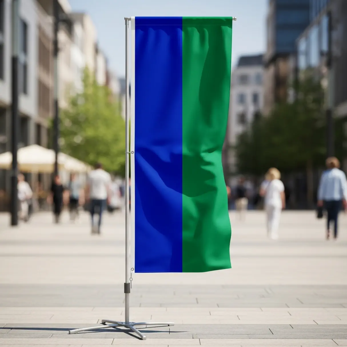 Winder reklamowy z kolorowymi paskami przed wejściem do sklepu.