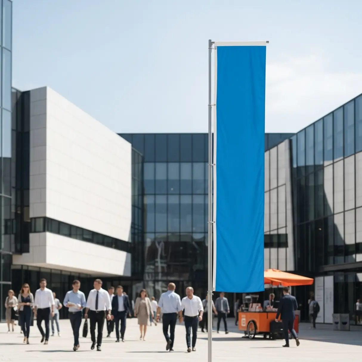 Wysoki, prostokątny winder reklamowy na tle nowoczesnej architektury i przechodzących ludzi.