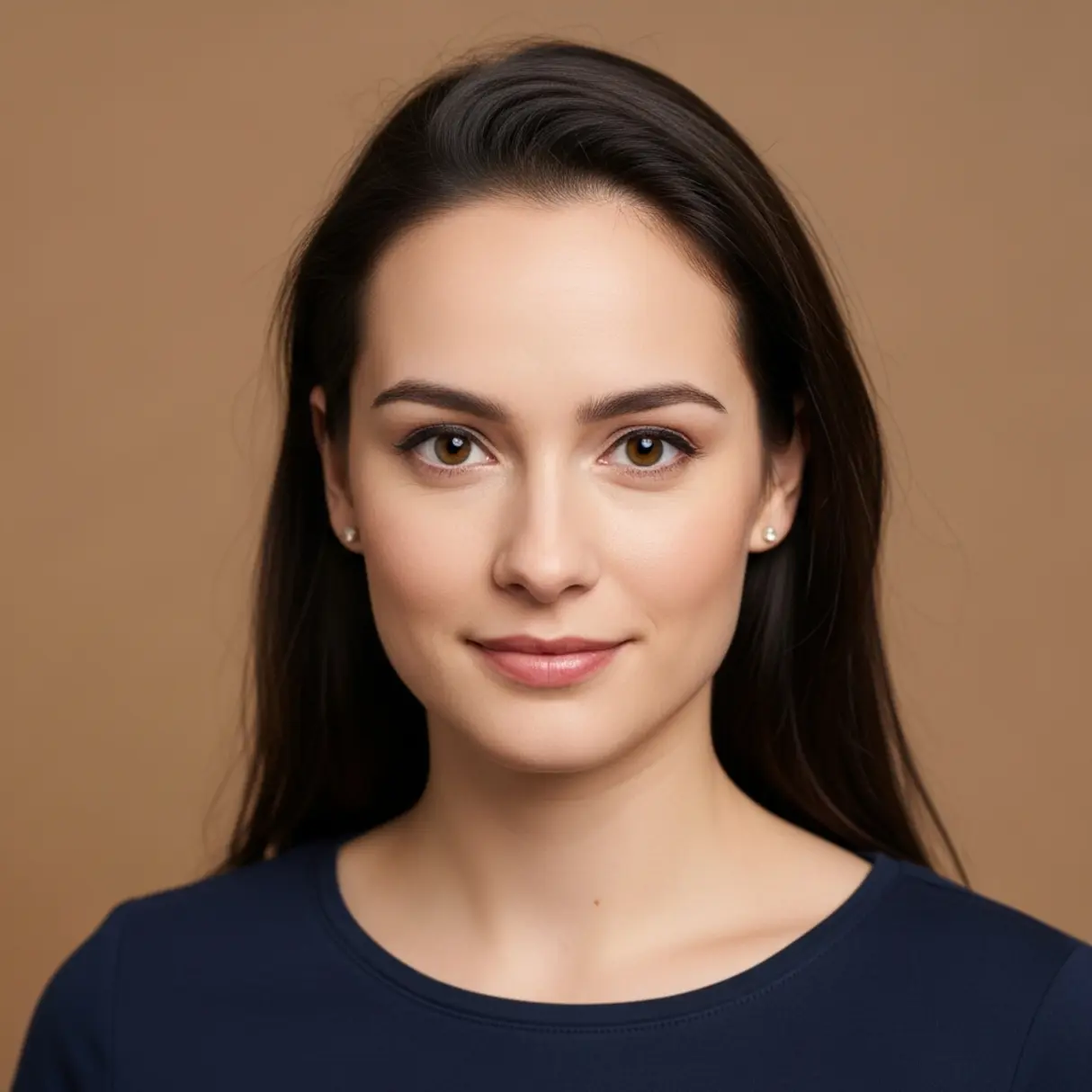 Portret kobiety z ciemnymi włosami i brązowymi oczami.