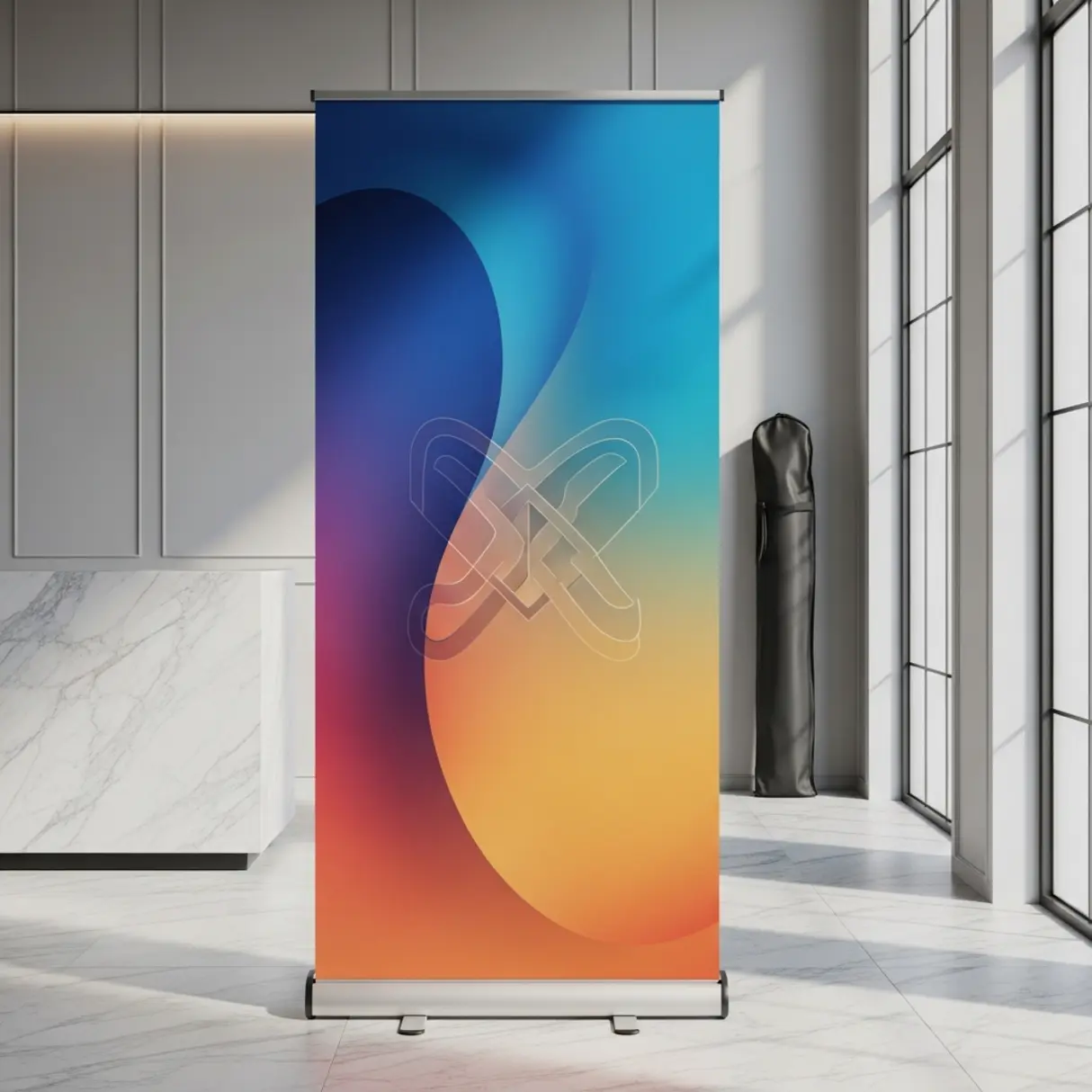 Elegancki, nowoczesny baner roll-up z abstrakcyjną grafiką w minimalistycznej recepcji biurowej.