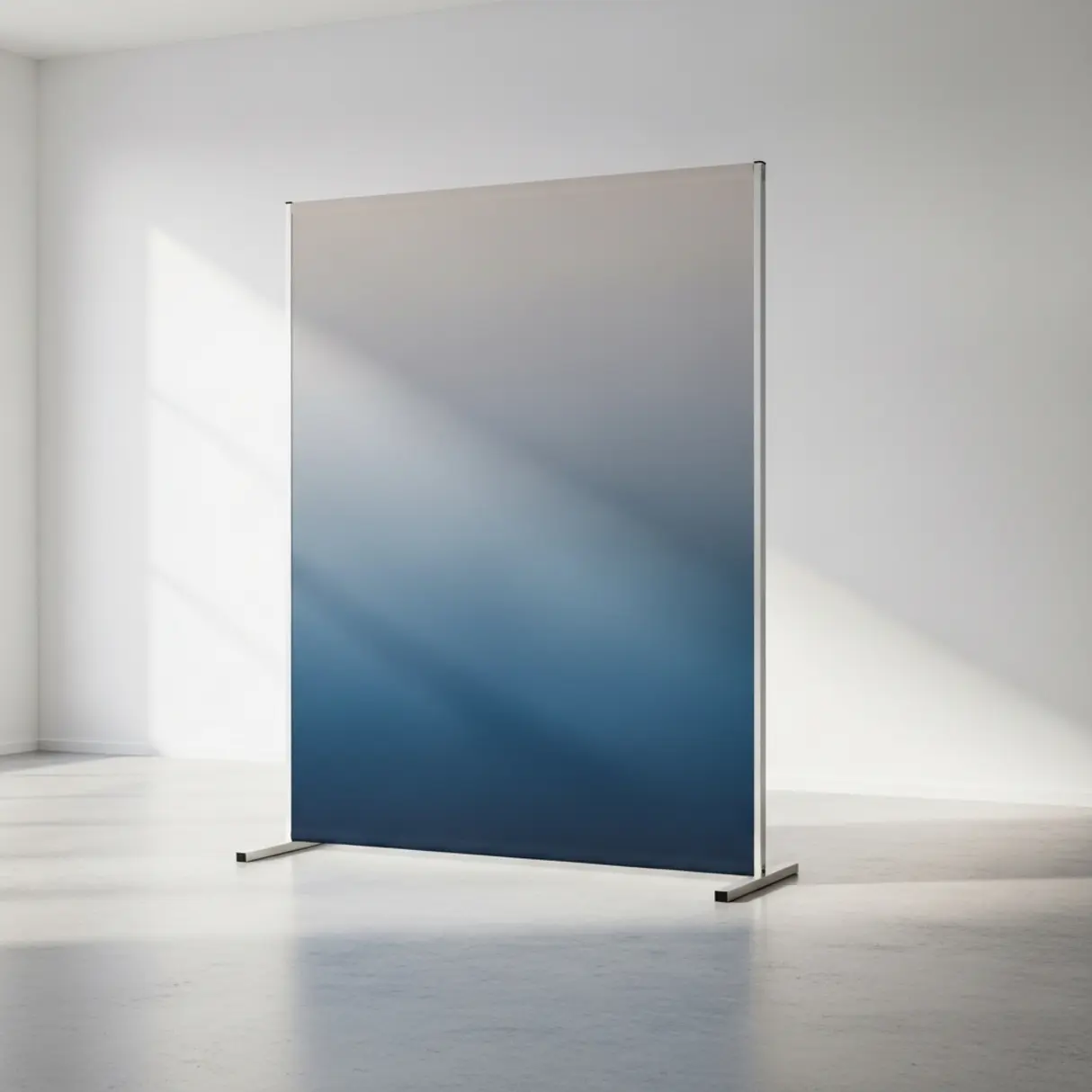 Ścianka tekstylna z gradientem od szarości do błękitu w minimalistycznym studio fotograficznym.